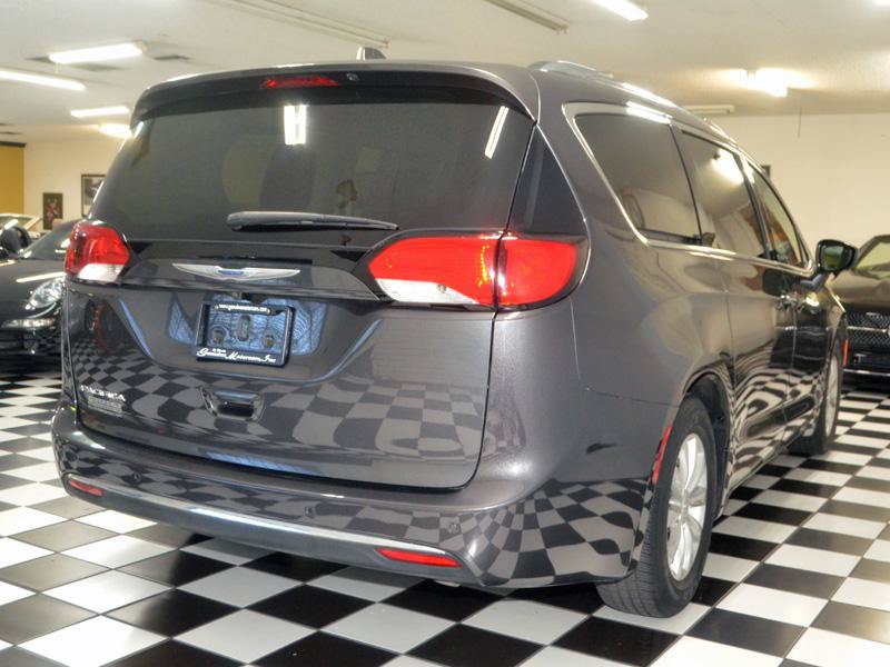 Used 2019 Chrysler Pacifica Touring-L FWD image 9