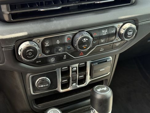 Used 2025 Jeep Wrangler Unlimited Sahara AWD/4WD image 23