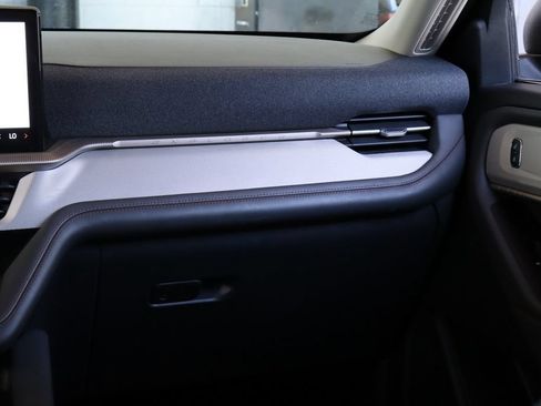 Used 2025 Ford Explorer Active RWD image 33