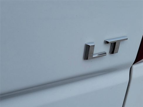 Used 2023 Chevrolet Silverado 1500 LT AWD/4WD image 7