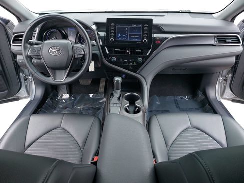 Used 2022 Toyota Camry SE FWD image 9