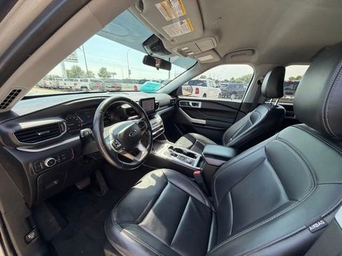 Used 2022 Ford Explorer XLT w/ Equipment Group 202A AWD/4WD image 16