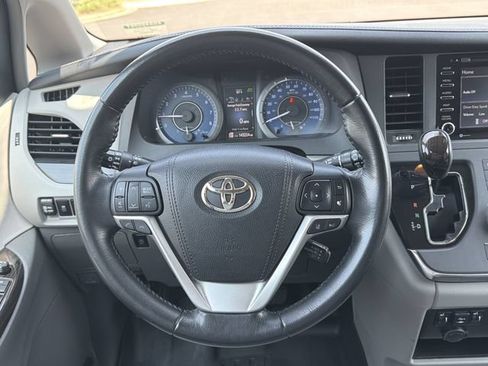 Used 2018 Toyota Sienna XLE w/ XLE Navigation Package FWD image 17