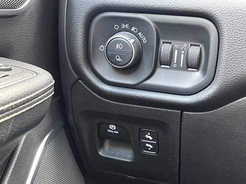 Used 2024 RAM 1500 Laramie AWD/4WD image 9