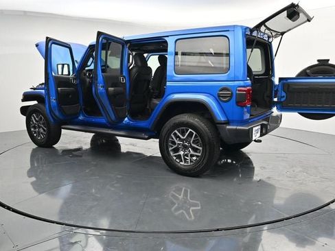 Used 2025 Jeep Wrangler Unlimited Sahara AWD/4WD image 43