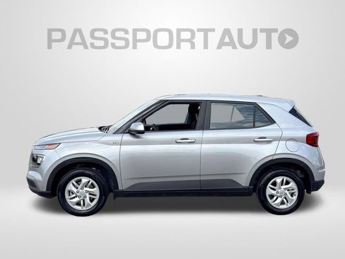 Used 2025 Hyundai Venue SE FWD image 2