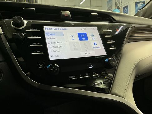 Used 2020 Toyota Camry XLE w/ Sunroof Package image 26