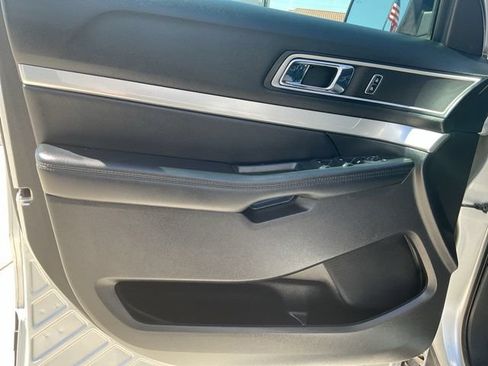 Used 2017 Ford Explorer XLT w/ Equipment Group 202A FWD image 12