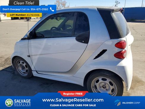 Used 2015 smart fortwo passion RWD image 3