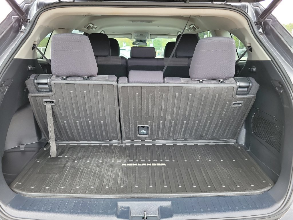 Used 2023 Toyota Highlander LE AWD/4WD image 11