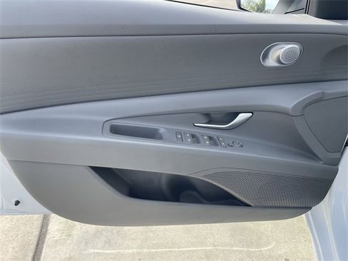 Used 2025 Hyundai Elantra SE image 19