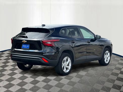 Used 2025 Chevrolet Trax LS w/ LS Convenience Package FWD image 5