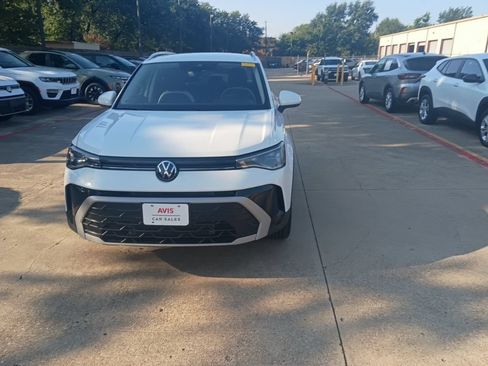 Used 2025 Volkswagen Taos SE AWD/4WD image 5