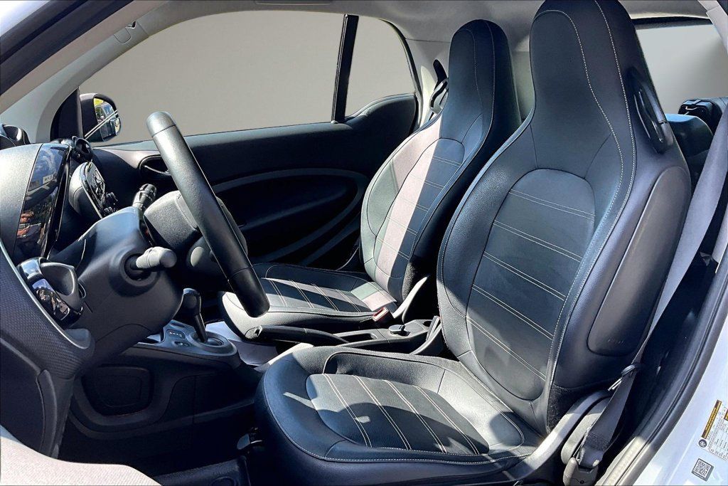 Used 2016 smart fortwo Prime RWD image 20