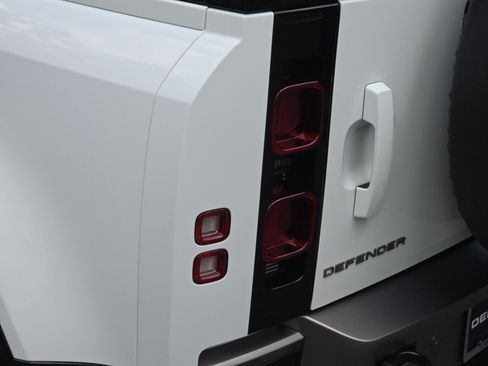 Certified 2025 Land Rover Defender 110 X-Dynamic SE AWD/4WD image 35