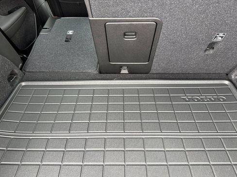 Used 2025 Volvo XC40 B5 Core w/ Protection Package Premier image 16