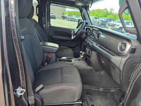 Used 2018 Jeep Wrangler Unlimited Sahara w/ LED Lighting Group AWD/4WD image 29