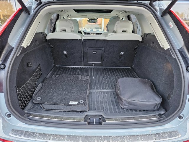 Used 2025 Volvo XC60 T8 Ultra w/ Protection Package Premier AWD/4WD image 12