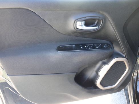 Used 2017 Jeep Renegade Latitude image 12