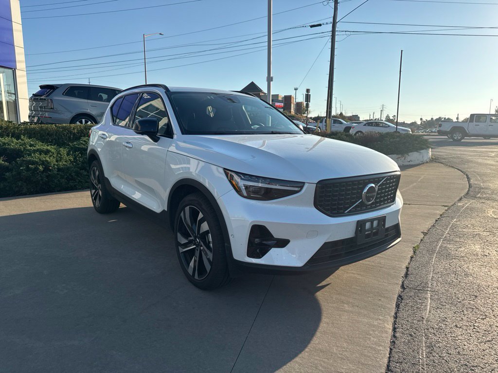 Used 2026 Volvo XC40 B5 Plus AWD/4WD image 3