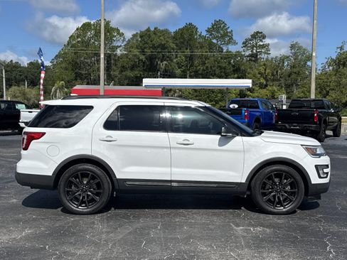 Used 2017 Ford Explorer XLT w/ Equipment Group 202A FWD image 9