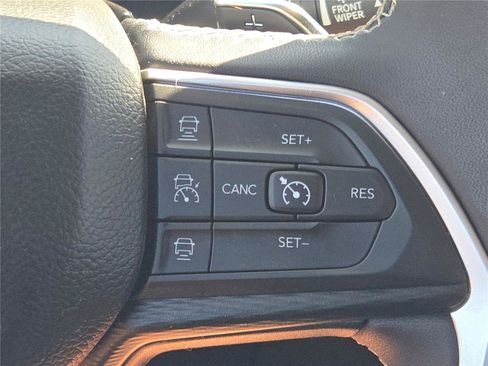 Used 2024 Jeep Grand Cherokee Laredo AWD/4WD image 34