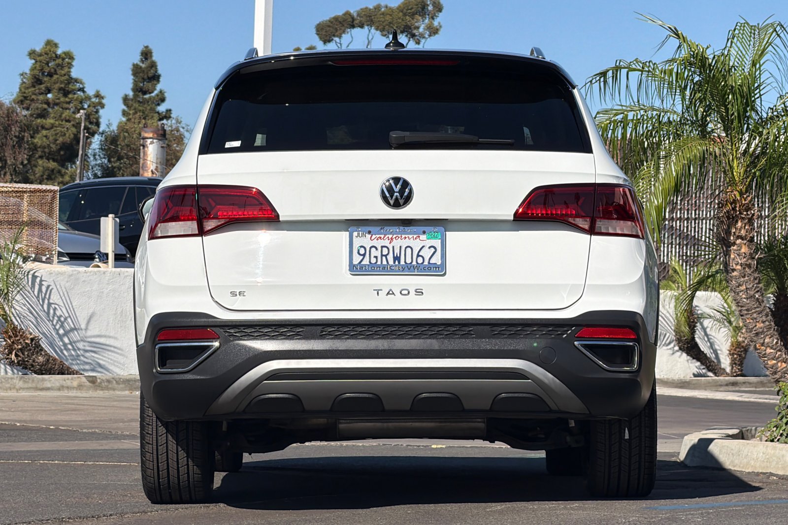 Used 2023 Volkswagen Taos SE w/ Panoramic Sunroof Package FWD image 5