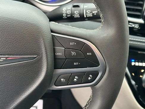 Used 2024 Chrysler Pacifica Select image 24