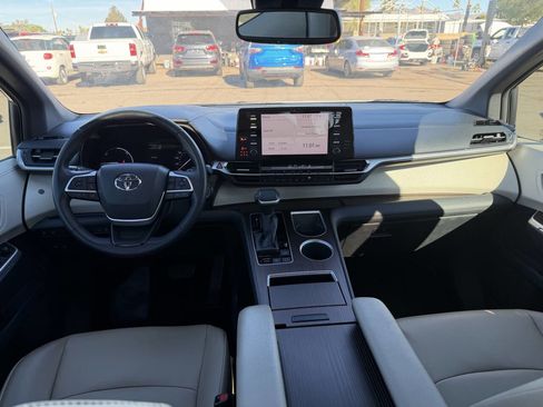 Used 2021 Toyota Sienna XLE image 27