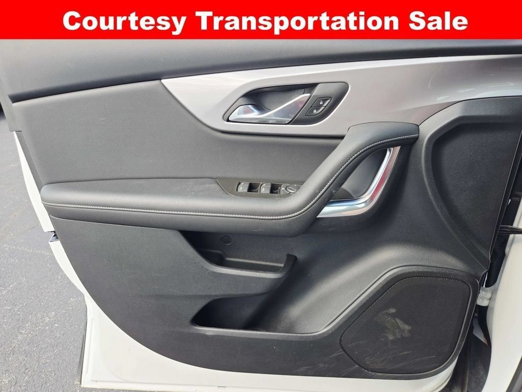 Used 2025 Chevrolet Blazer LT AWD/4WD image 32