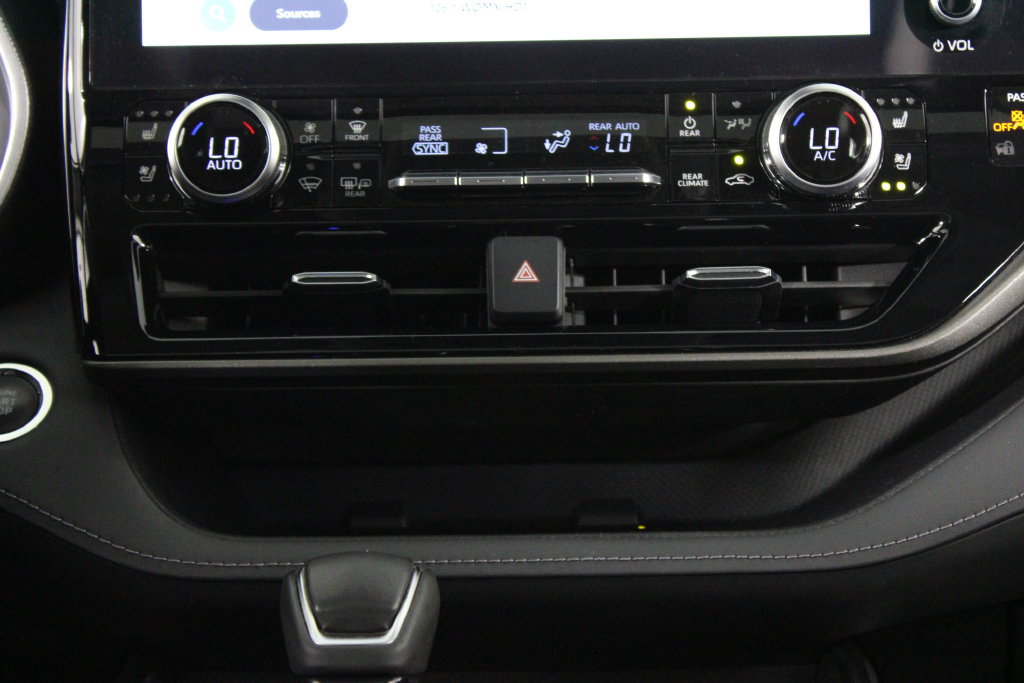 Used 2023 Toyota Highlander Limited AWD/4WD image 19