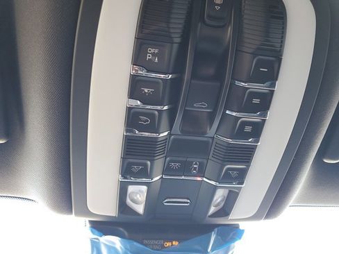 Used 2025 Porsche Macan image 37