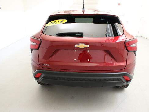 Used 2024 Chevrolet Trax LS w/ LS Convenience Package FWD image 9