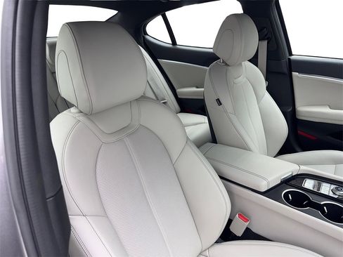 Used 2025 Genesis G70 2.5T image 45