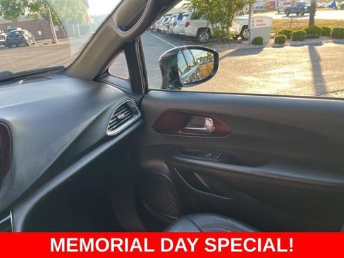 Used 2020 Chrysler Pacifica Touring-L FWD image 27