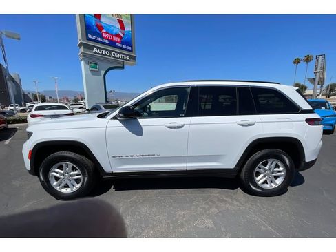 Used 2024 Jeep Grand Cherokee Laredo w/ Luxury Tech Group I AWD/4WD image 2