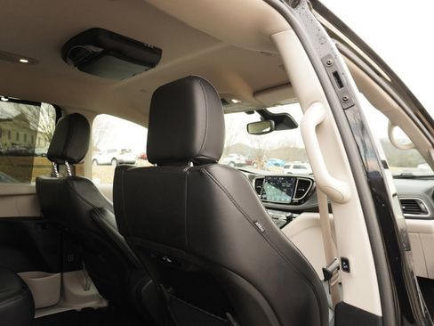 Used 2022 Chrysler Pacifica Touring-L image 20