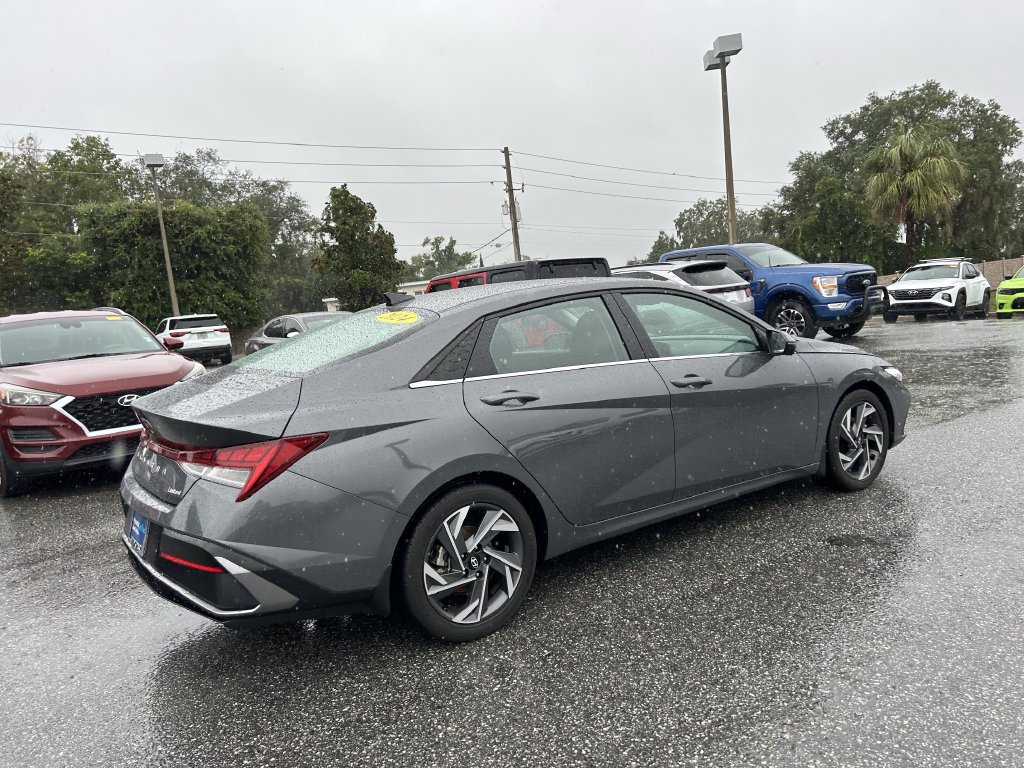 Certified 2024 Hyundai Elantra Limited FWD image 5