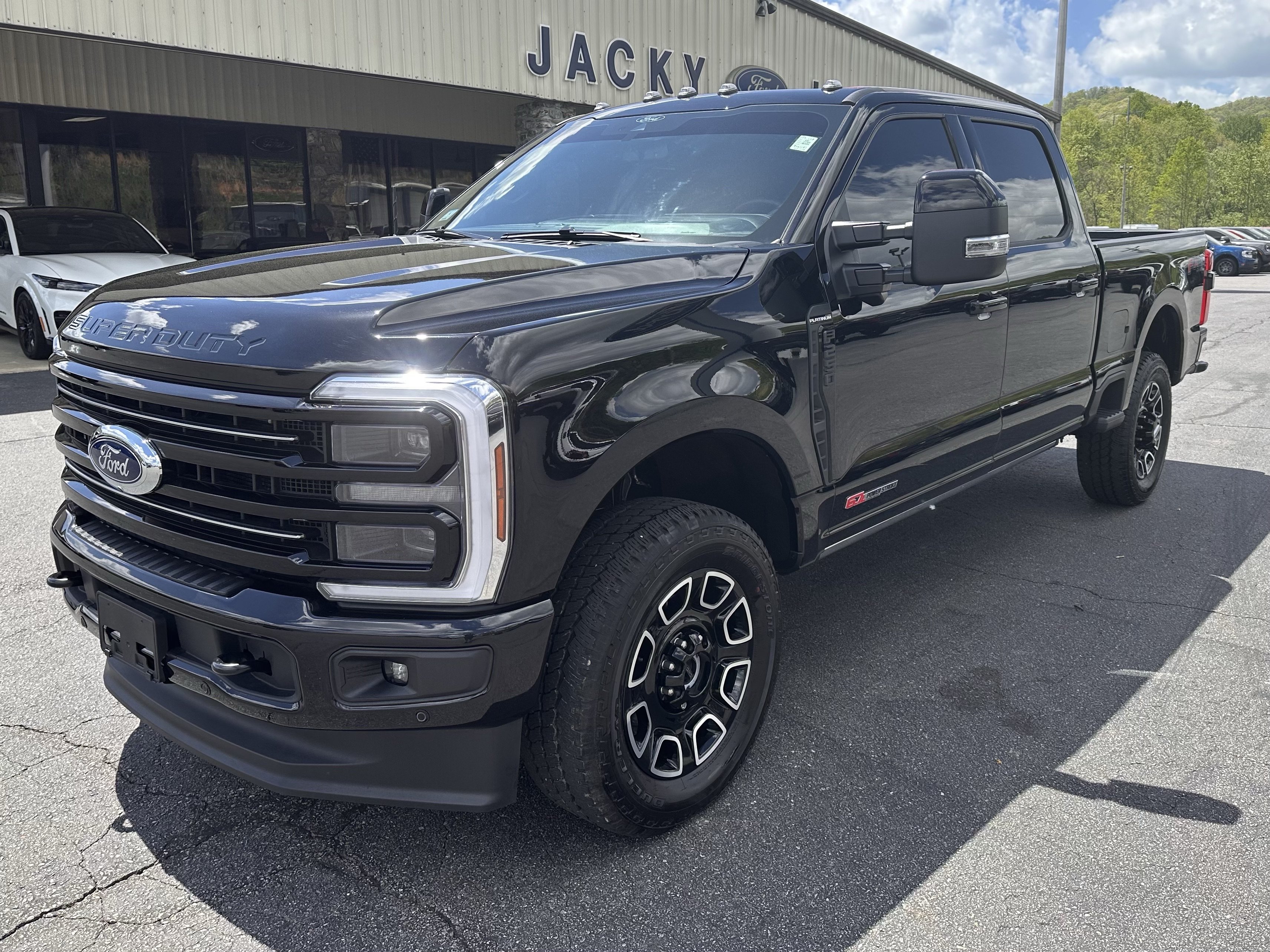 Used 2025 Ford F250 Platinum AWD/4WD image 1