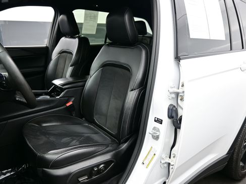 Used 2023 Jeep Grand Cherokee Altitude image 13