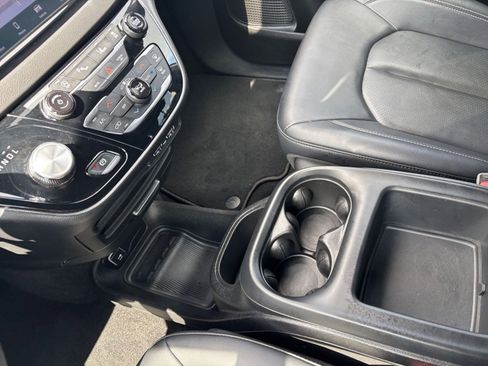 Used 2025 Chrysler Pacifica Select image 44