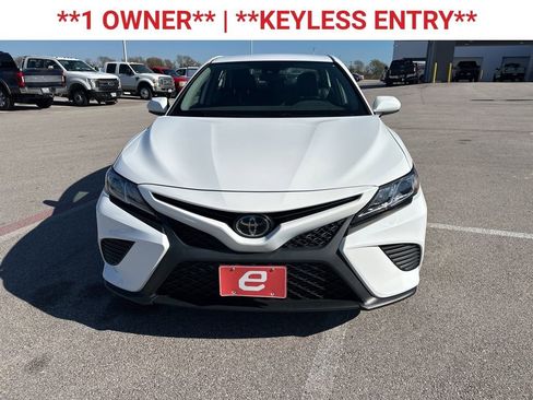 Used 2020 Toyota Camry SE image 2