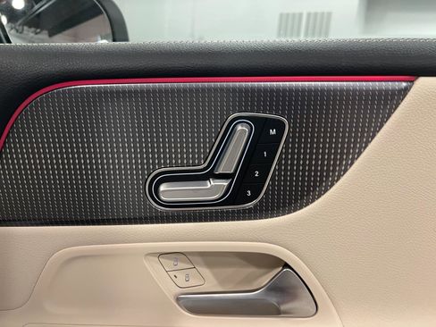 Used 2023 Mercedes-Benz EQB 300 4MATIC image 39