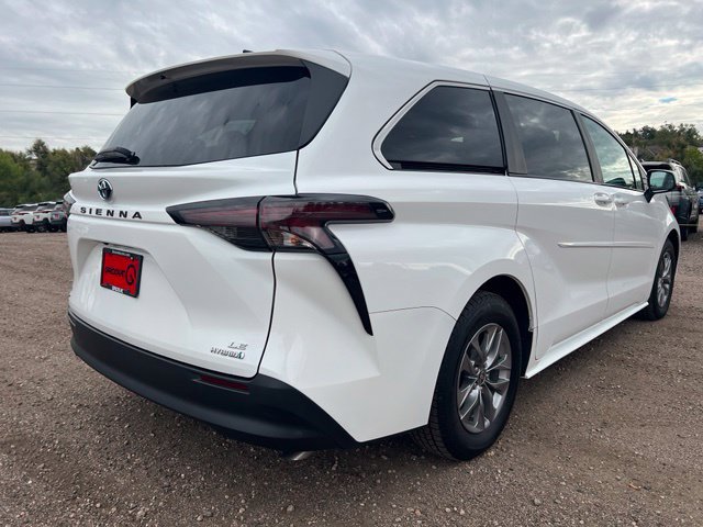 Used 2024 Toyota Sienna LE AWD/4WD image 4