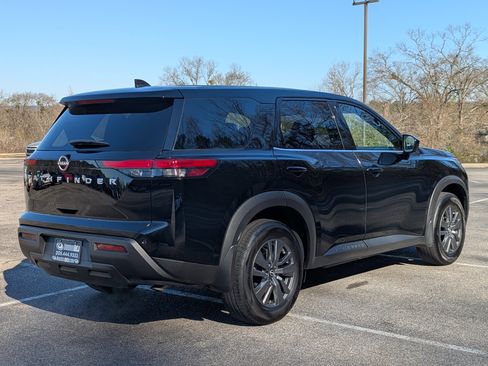Used 2025 Nissan Pathfinder S image 9