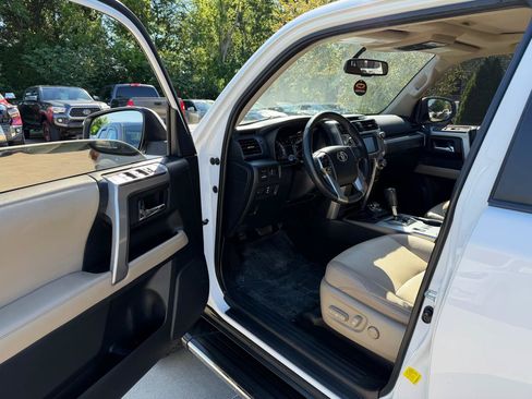 Used 2018 Toyota 4Runner SR5 Premium AWD/4WD image 8