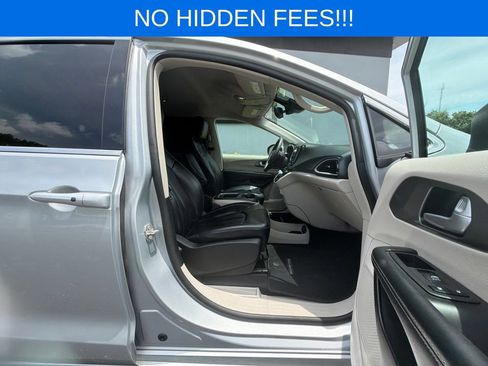 Used 2023 Chrysler Pacifica Touring-L FWD image 29