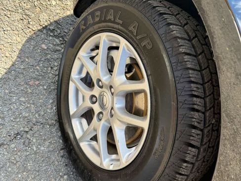 Used 2025 Chrysler Pacifica Select image 16