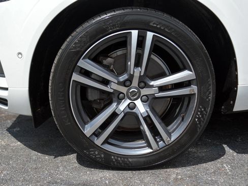 Used 2019 Volvo XC60 T6 Momentum w/ Multimedia Package image 10