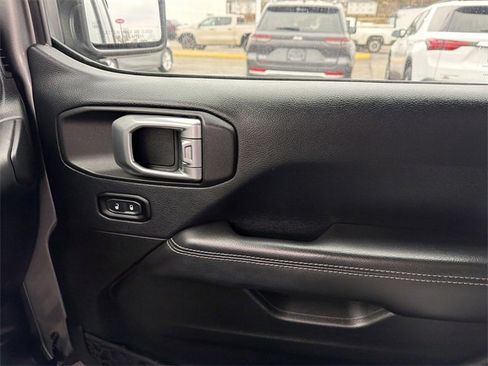Used 2018 Jeep Wrangler Unlimited Sahara image 24